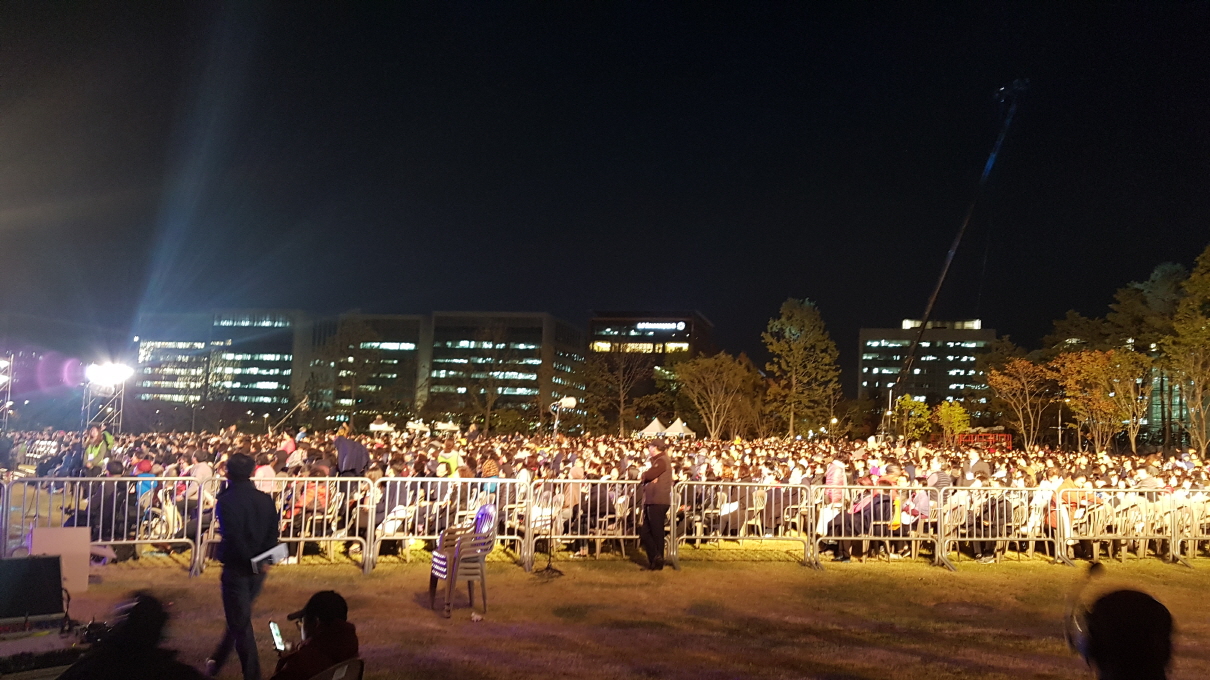 Seoul-Botanic-park-crowded-for-music-festival